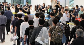 외신이 지난 9월 미국 조지아주 현대자동차·LG에너지솔루션 합작 배터리 공장 급습으로 이민 당국에 체포·구금돼 한국으로 귀국한 근로자 중 최소 30명이 복귀했다고 보도했다. 사진은 미 이민당국에 구금됐던 한국인 근로자들이 지난 12일 영종도 인천국제공항 제2여객터미널 입국장을 나선 모습. /사진=뉴시스(공동취재)