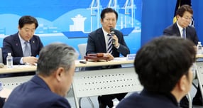 정청래 더불어민주당 대표가 한미 팩트시트 확정발표에 대해 &quot;이재명 대통령의 실용외교와 국익추구 외교의 성공&quot;이라고 평가했다. 정 대표는사진은 14일  정청래 더불어민주당 대표가 부산 동구 부산시당에서 열린 현장 최고위원회에 참석해 모두발언을 하고 있는 모습. /사진=뉴시스