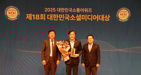 정동만 의원(가운데)이 소통대상을 수상하고 관계자와 기념촬영을 하고 있다./사진=정동만의원실