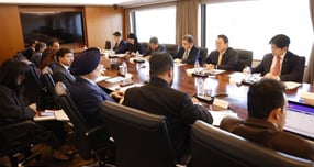 안병길 해진공 사장(오른쪽 두 번째)이 국내 해운기업 경영진과 함께 인도 석유천연가스 장관 일행과 간담회를 갖고 있다./사진=해진공