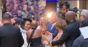 가수 겸 배우 아리아나 그란데가 시사회 도중 한 남성에게 습격당했다. 사진은 가수 겸 배우 아리아나 그란데가 영화 &#039;위키드: 포 굿&#039; 시사회 도중 괴한 습격을 당하는 모습. /사진=SNS 캡처