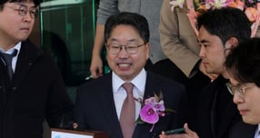 검찰의 항소 포기 논란으로 사의를 표명한 노만석 검찰총장 직무대행이 &quot;검사들에 대한 징계 등 논의는 부디 멈추어 주시기를 부탁드린다&quot;고 밝히며 퇴임했다. 사진은 14일 노 대행이 서울 서초구 대검찰청에서 열린 비공개 퇴임식 후 청사를 나서고 있는 모습. /사진=뉴시스