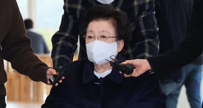 이배용 전 국가교육위원장이 특검 조사에서 금거북이 전달 경위에 대해 김건희 여사에게 먼저 선물을 받아 보답으로 선물한 것이라고 밝혔다. 사진은 이 전 위원장이 지난 13일 서울 광화문 KT 빌딩에 마련된 김건희특검 사무실로 휠체어를 탄 채 출석한 모습. /사진=뉴스1 
