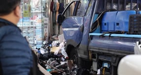 경찰이 14일 부천 제일시장 트럭 돌진 사고 운전자 60대 남성에 대한 구속영장을 신청했다. 사진은 지난 13일 오전 경기 부천시 오정구 원종동 제일시장에서 주행 중인 트럭이 상점으로 돌진한 모습. /사진=뉴시스