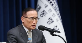 이재명 대통령이 남아프리카 공화국에서 열리는 G20 정상회의 및 UAE, 이집트, 튀르키예를 방문하기 위해 출국한다. 사진은 14일 위성락 국가안보실장이 서울 용산구 대통령실 청사에서 G20 순방 일정 관련 브리핑에 나선 모습. /사진=뉴스