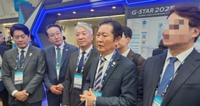 정청래 민주당 당 대표(가장 오른쪽)가 14일 국내 최대 게임전시회 &#039;지스타 2025&#039; 현장을 찾아 소감을 밝히고 있다. /사진=양진원 기자 