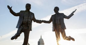 도널드 트럼프 미국 대통령과 성범죄자 제프리 엡스타인 동상이 미국 워싱턴D.C에 다시 설치됐다. 사진은 지난달 3일 미국 워싱턴D.C 국회의사당 인근에 설치된 트럼프 대통령(왼쪽)과 엡스타인 동상의 모습. /사진=로이터