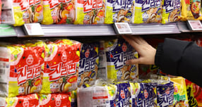 오뚜기가 올해 3분기 매출 9555억원, 영업이익 553억원을 기록했다. 지난 3월 서울 한 대형마트에서 고객이 진라면을 고르고 있다. /사진=뉴시스