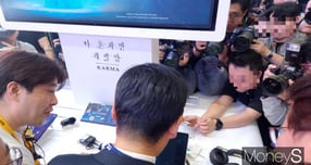 정청래 더불어민주당 당 대표가 14일 &#039;지스타 2025&#039; 넷마블 부스를 찾아 &#039;나 혼자만 레벨업: 카르마&#039;를 시연하고 있다. /사진=양진원 기자