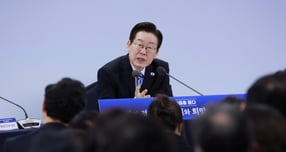 이재명 대통령이 14일 경기 파주시 라이브러리스테이 지지향에서 열린 경기 북부 타운홀 미팅에서 &quot;주한 미군 공여지 미반환 문제에 대해 &quot;최대한 빨리 관할을 넘겨받도록 노력하라&quot;고 관계부처에 주문했다. 사진은 14일 이재명 대통령이 경기 파주시 라이브러리스테이 지지향에서 열린 &#039;경기 북부의 마음을 듣다&#039; 타운홀 미팅에서 발언하고 있는 모습. /사진=뉴시스