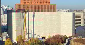 현대건설은 &#039;파쇄·부재 해체 공법&#039;을 통해 주변 피해를 최소화했다. 사진은 철거가 진행되고 있는 현장 밖. /사진=최성원 기자