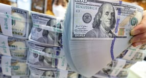 최근 원·달러 환율이 치솟아 자녀 유학을 보낸 기러기 아빠 등이 달러 송금 부담이 커져 시름에 잠겼다. 사진은 서울 중구 하나은행에 보관중인 미국 달러. /사진=뉴시스