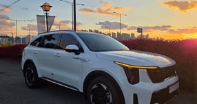 측면에서 본 &#039;The 2026 쏘렌토 하이브리드&#039;. 날카로운 수직형 DRL과 넓어진 라디에이터 그릴이 존재감을 강조한다./사진=최유빈 기자