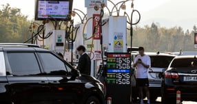 지난 9일 서울 서초구 만남의광장 주유소에서 시민들이 주유를 하고 있다. /사진=뉴시스