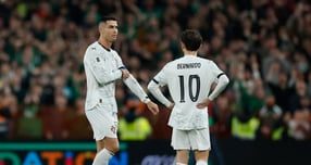 크리스티아누 호날두가 월드컵 본선 진출이 걸린 아일랜드전에서 퇴장을 당했다. 사진은 퇴장을 당한 호날두(왼쪽)가 주장 완장을 베르나르두 실바에게 넘겨주는 모습. /사진=로이터