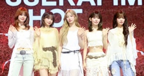 그룹 르세라핌 소속사 쏘쓰뮤직이 악플러를 향한 형사 소송에 들어갔다. 사진은 지난 3월 서울 광진구 예스24라이브홀에서 열린 다섯 번째 미니앨범 &#039;HOT&#039;(핫) 발매 기념 쇼케이스에 참석한 그룹 르세라./사진=뉴시스