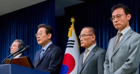  이재명 대통령이 14일 서울 용산 대통령실 청사에서 한·미 팩트시트 타결 결과를 발표하고 있다. 김용범 정책실장(왼쪽부터), 이 대통령, 위성락 국가안보실장, 이규연 홍보소통수석. /사진=뉴스1(대통령실)