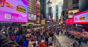 농심이 글로벌 시장에서 영향력을 키우기 위해 1조원 이상을 투자하며 성장에 박차를 가한다. 사진은 지난달 미국 타임스퀘어 디지털 옥외광고로 송출되고 있는 농심 신라면과 &#039;케이팝 데몬 헌터스&#039; 협업 광고. /사진=농심