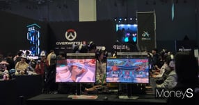 &#039;지스타2025&#039;에 마련된 블리자드 부스에서 관람객이 오버워치2를 플레이하고 있다, /사진=김미현 기자