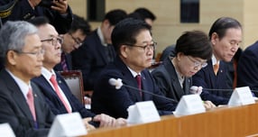 김동섭 한국석유공사 사장이 최근 산업통상자원부에 공식적으로 사의를 표명했다. 사진은 지난 10월 세종시 정부세종청사 산업통상자원부에서 열린 공공기관장회의에 김동철 한국전력공사 사장(왼쪽), 황주호 한국수력원자력 사장(왼쪽 두번째), 최연혜 한국가스공사 사장(왼쪽 네번째), 김동섭 한국석유공사 사장(오른쪽) 등이 참석하여 안덕근 산업부 장관의 발언을 듣고  있는 모습. /사진=뉴스