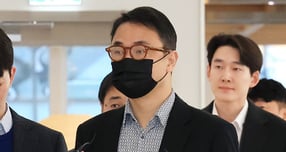 김건희 특검팀(특별검사 민중기)이 양평 공흥지구 개발특혜 의혹을 받는 김건희 여사 오빠 김진우씨에 대해 구속영장을 청구했다. 사진은 김건희 여사의 오빠 김진우씨가 지난 11일 오전 서울 종로구 KT광화문빌딩 웨스트에 마련된 김건희특검 사무실에 피의자 신분으로 출석하는 모습. /사진=뉴스