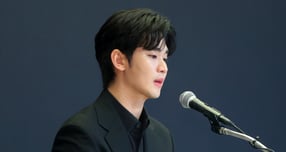  배우 고 김새론 관련 사생활 의혹에 휩싸인 배우 김수현을 상대로 한 쿠쿠전자 등 광고주들의 손해배상 소송이 본격화했다.사진은 지난 3월 서울 마포구 스탠포드호텔에서 기자회견을 열고 자신을 둘러싼 의혹에 대해 입장을 밝힌 배우 김수현. /사진=뉴시스