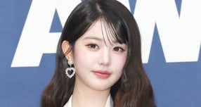 걸그룹 &#039;아이브&#039;의 멤버 장원영 등 유명인들을 비방한 가짜영상을 올려 억대 수익을 챙긴 30대 유튜버가 항소심 판결에도 불복해 대법원에 상고했다.사진은 지난 8월 서울 송파구 잠실 실내체육관에서 열린 &#039;2025 케이 월드 드림 어워즈&#039;( K-WORLD DREAM AWARDS 2025) 블루카펫 행사에 참석한 걸그룹 아이브 멤버 장원영. /사진=뉴스