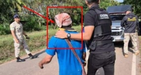 50대 태국인 남성이 4~10세 여아를 상대로 성범죄를 저질렀다는 혐의를 받고 있다. 사진은 경찰에 체포된 용의자의 모습. /사진=타이거 홈페이지 캡처