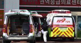 50대 남성이 서울 종로구 한 아파트에서 전기 시설을 점검하다 감전사했다. 사진은 지난 2월25일 한 서울 한 대학병원 응급실 앞에 대기 중인 구급차들의 모습. 해당 기사와 직접적인 연관 없음. /사진=뉴시스