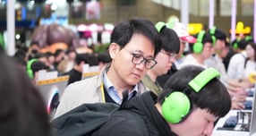 방준혁 넷마블·코웨이 의장이 지난 14일 지스타 2025 넷마블 부스를 찾아 참관객의 시연 장면을 보고 있다. /사진=넷마블 