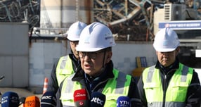 한국동서발전 울산화력발전소 보일러 타워 발파 해체 작업을 맡았던 코리아카고가 사고와 관련해 사과를 전했다. 사진은 석철기 코리아카코 대표이사가 15일 한국동서발전 울산화력발전소 후문 앞에서 보일러 타워 붕괴사고와 관련해 사과 한 모습. /사진=뉴스