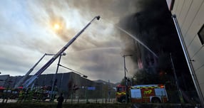 충남 천안 이랜드패션 물류창고에서 발생한 화재가 6시간 넘게 이어지며 진화 작업에 난항을 겪고 있다. 사진은 15일 충남 천안 동남구 이랜드패션 물류센터에서 발생한 화재 사고 현장의 모습. /사진=뉴스