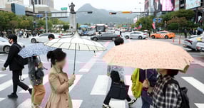 16일 전국이 대체로 맑은 날씨를 보이다가 오후부터 밤사이 곳곳에 비가 내릴 것으로 관측된다. 사진은 지난 14일 서울 종로구 세종대로 사거리에서 우산을 든 시민들이 이동한 모습. /사진=뉴시스