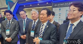 정청래 민주당 당 대표(가장 오른쪽)가 14일 국내 최대 게임전시회 &#039;지스타 2025&#039; 현장을 찾아 소감을 밝히고 있다. /사진=양진원 기자