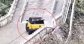 중국 전기차 브랜드 체리자동차가 자연 관광지로 유명한 장가계(張家界·장자제)에서 자동차 계단 오르기에 도전하다 난간을 훼손해 논란이 일고 있다. /사진=웨이보 캡처