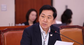 김기현 국민의힘 의원이 2023년 전당대회 당시 통일교인이 집단으로 입당해 본인의 당 대표 당선을 도왔다는 의혹에 대해 &quot;사실과 전혀 다르다는 점을 명확히 밝힌다&quot;고 반박했다. 사사진은 지난 8월 서울 여의도 국회 외교통일위원회 전체회의에서 발언에 나선 김기현 국민의힘 의원 . /사진=뉴시스