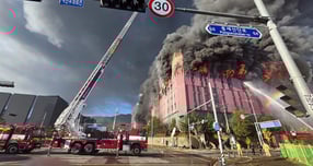 충남 천안 이랜드패션 물류창고 화재 사고가 불길이 거세 8시간째 진압 작업에 어려움을 겪고 있다. 사진은 천안 이랜드패션 물류창고 화재 진압 현장의 모습. /사진=뉴스