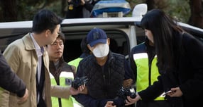 경기 부천시 시장에서 1톤 트럭을 운전하다가 사고를 낸 60대 운전자가 사고 경위를 묻는 취재진 질문에 기억이 명확하지 않다는 취지로 답변했다. 사진은 경기 부천 제일시장에서 트럭 돌진사고를 낸 60대 운전자 A씨가 15일 경기 부천시 인천지방법원 부천지원에서 열린 구속 전 피의자 심문(영장실질심사)에 출석한 모습. /사진=뉴시스