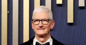 팀 쿡 애플 CEO가 내년에 자리에서 물러날 것이라는 외신 보도가 나왔다. 사진은 쿡 CEO가 지난 9월14일 미국 캘리포니아주 로스앤젤레스에서 열린 제77회 프라임타임 에미상 시상식 레드카펫 행사에 참석한 모습. /사진=로이터