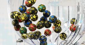 동행복권이 15일 추첨한 제1198회 로또 1등 당첨번호는 26·30·33·38·39·41, 보너스 번호는 21이며 당첨자는 10명이다. 사진은 2023년 6월10일 서울 마포구 MBC 상암동 스튜디오에서 &#039;대국민 로또 추첨 공개 방송&#039; 전 추첨기 테스트를 한 모습. /사진=뉴스