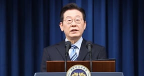 이재명 대통령이 16일 오전 자신의 SNS에 울산화력발전소 보일러타워 붕괴사고에 대해 &quot;가슴이 미어진다&quot; &quot;국민 안전의 최종 책임자로서 진심으로 송구하다&quot;며 애도를 표했다. 사진은 지난 14일 이재명 대통령이 서울 용산 대통령실 청사에서 한·미 팩트시트 타결 결과를 발표하는 모습. /사진=뉴스1 허경 기자