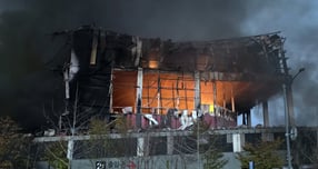 천안 이랜드 물류센터에서 발생한 불길이 이틀째 잡히지 않고 있다. 사진은 15일 천안 이랜드패션 물류센터의 모습. /사진=뉴스1 이시우 기자