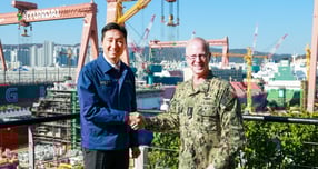 HD현대 정기선 회장이 15일 HD현대중공업 울산 조선소를 방문한 대릴 커들 미국 해군참모총장과 기념촬영을 하고 있다. /사진=HD현대 