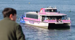 더불어민주당이 한강버스 멈춤 사고를 두고 서울시와 오세훈 시장에 대한 비판에 나섰다. 사진은 16일 서울 송파구 잠실선착장 인근에 한강버스가 멈춰있는 모습. /사진=뉴시스 