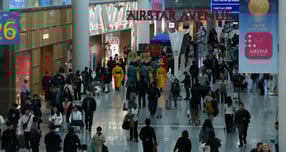 올해 3분기 면세점 4사가 나란히 수익성을 개선했다. 인천국제공항 제1터미널 면세구역에서 관광객들이 쇼핑을 하고 있다. /사진=뉴시스