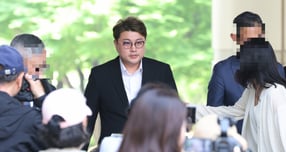 실형을 선고받은 김호중이 교도관으로부터 수천만원의 뇌물을 요구 받았다는 의혹이 제기됐다. 사진은 지난해 5월24일 서울중앙지법에 영장실질검사를 받으러 가는 가수 김호중. /사진=뉴시스