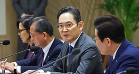 이재용 삼성전자 회장이 국내 투자와 일자리 창출을 약속했다. 사진은 16일 서울 용산 대통령실 청사에서 열린 한미 관세협상 후속 민관 합동회의에 참석한 이재용 회장. /사진=뉴시스(대통령실통신사진기자단) 