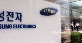 삼성이 향후 5년 동안 연구개발(R&amp;D)을 포함한 국내 투자에 총 450조원을 투입하는 등 공격적인 투자를 단행하기로 했다.사진은 지난 7월삼성전자가 서울 삼성전자 서초사옥에 삼성 로고가 보이고 있는 모습. /사진=뉴시스