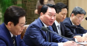 최태원 SK그룹 회장이 인공지능(AI)·반도체·에너지·바이오 등 주력 사업을 중심으로 국내 투자를 지속하고 고용 창출에도 적극 나서며 &#039;AI 3대 강국&#039; 비전을 포함한 국내 산업 발전에 기여하겠다는 계획을 밝혔다. 사진은 최태원 SK그룹 회장이 16일 서울 용산 대통령실 청사에서 열린 한미 관세협상 후속 민관 합동회의에서 발언하고 있는 모습. /사진=대통령실사진기자단(뉴시스)