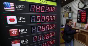 시장 전문가들은 현재 고환율 상황이 단기가 아닌 구조적 고착화 상태라는 전망이다. 사진은 지난 16일 오후 서울 중구 명동거리의 환전소. /사진=뉴스